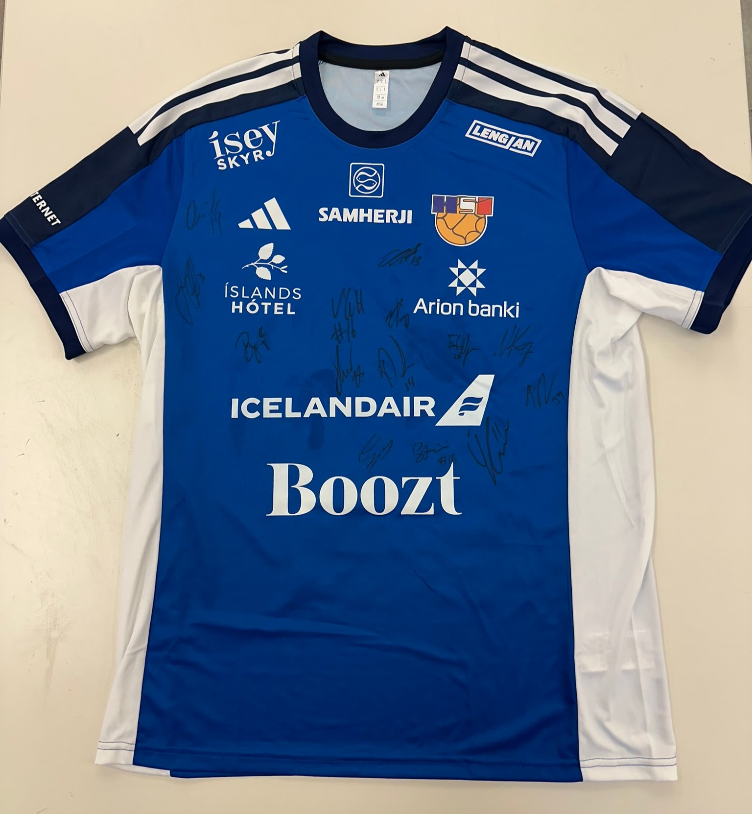 Árituð landsliðstreyja í handbolta til styrktar Ljósinu