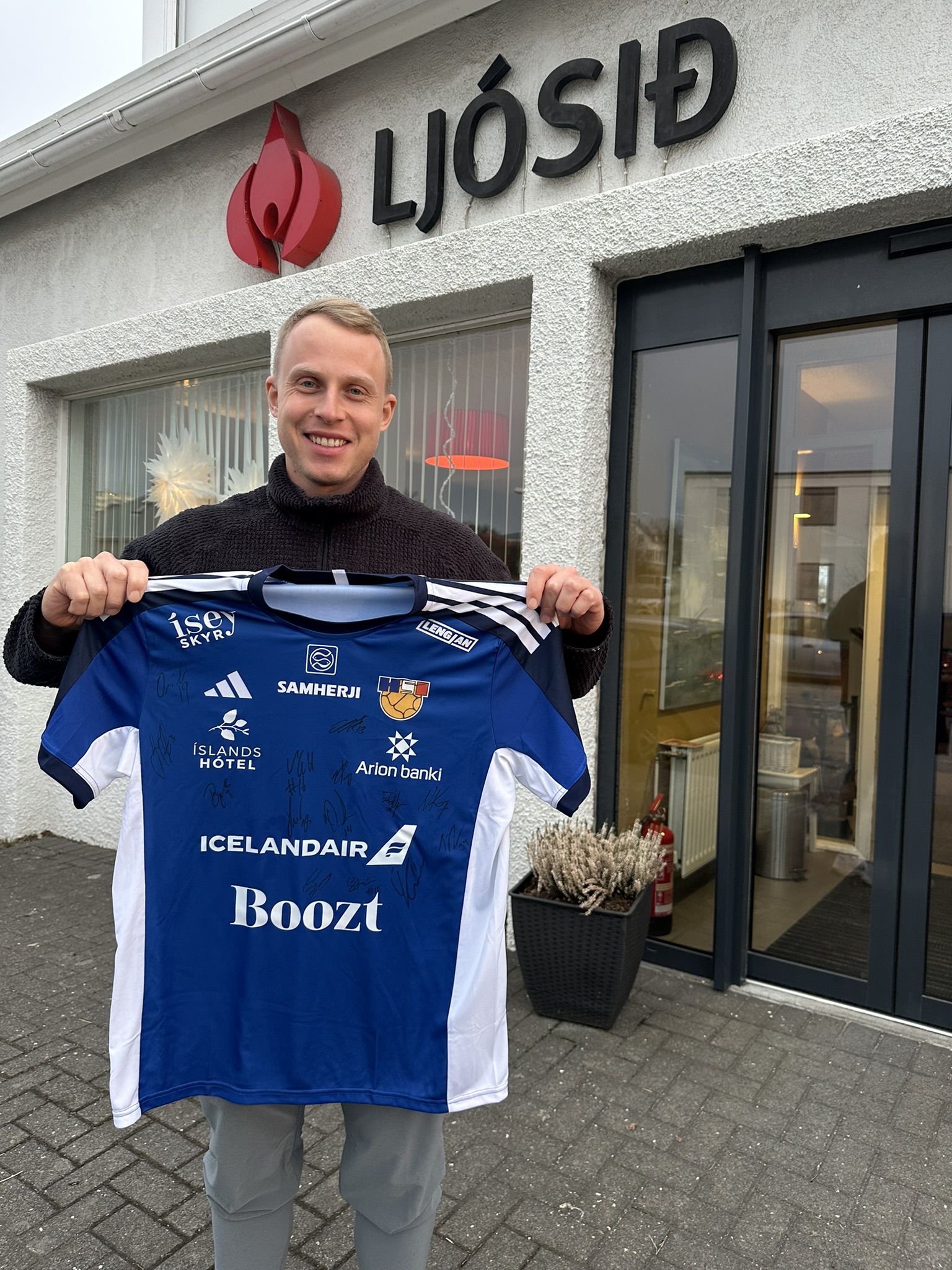 Árituð landsliðstreyja í handbolta til styrktar Ljósinu